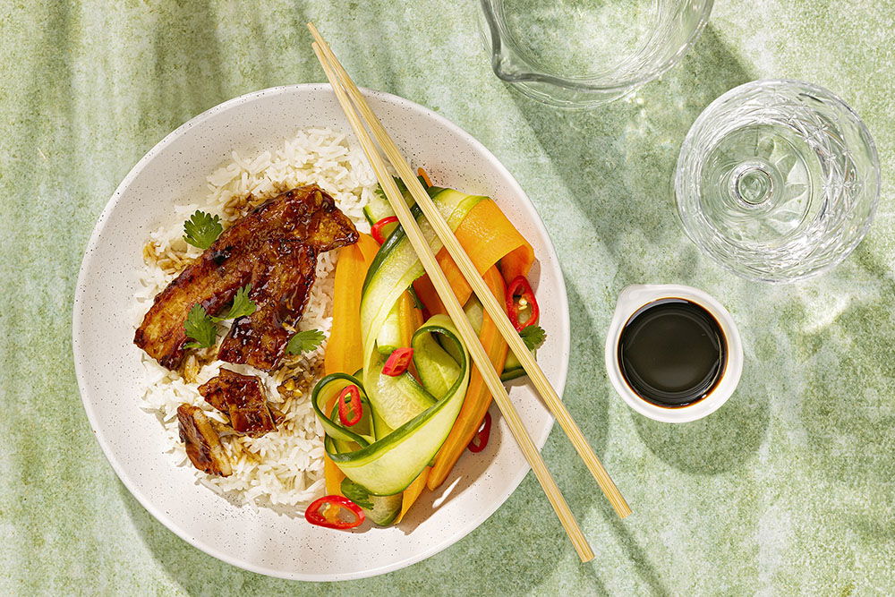 Hoisin speklapjes met zoetzure salade en rijst