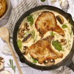 Karbonade in champignonroomsaus en aardappelpartjes