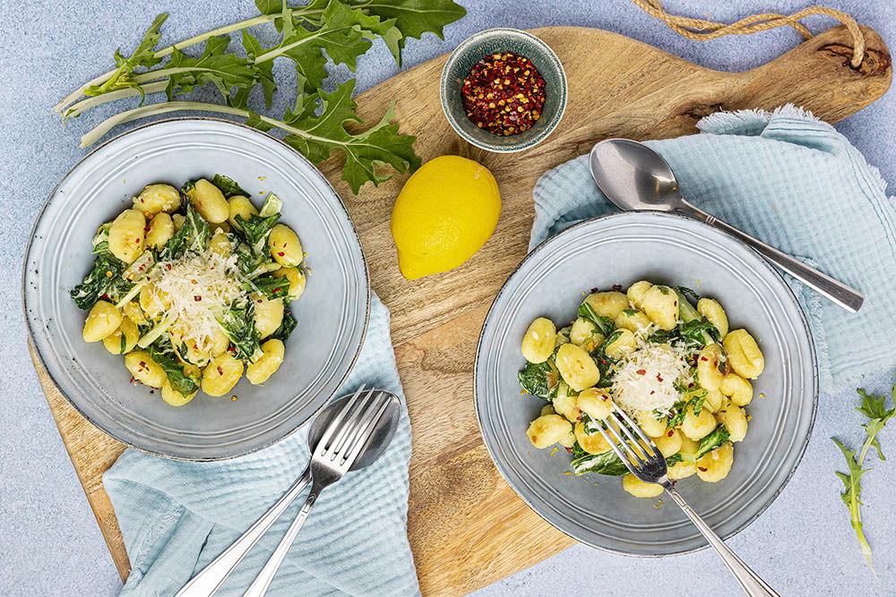 Krokante gnocchi met raapstelen in romige witte wijnsaus