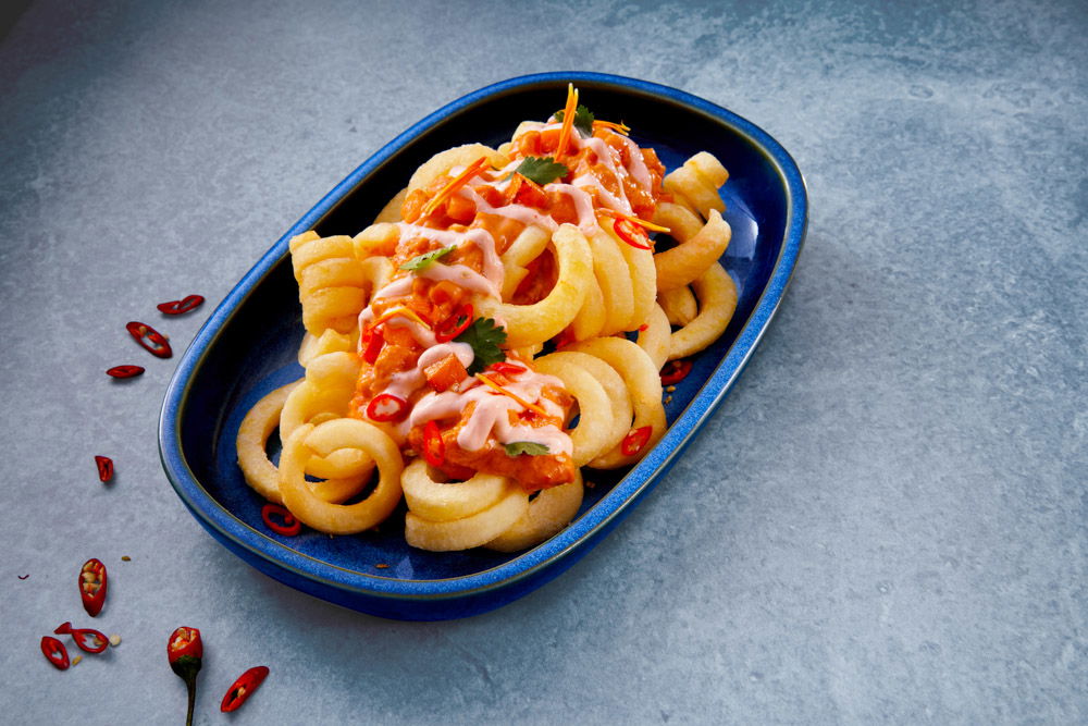Twister fries ‘no chicken curry', sriracha mayonaise en koriander