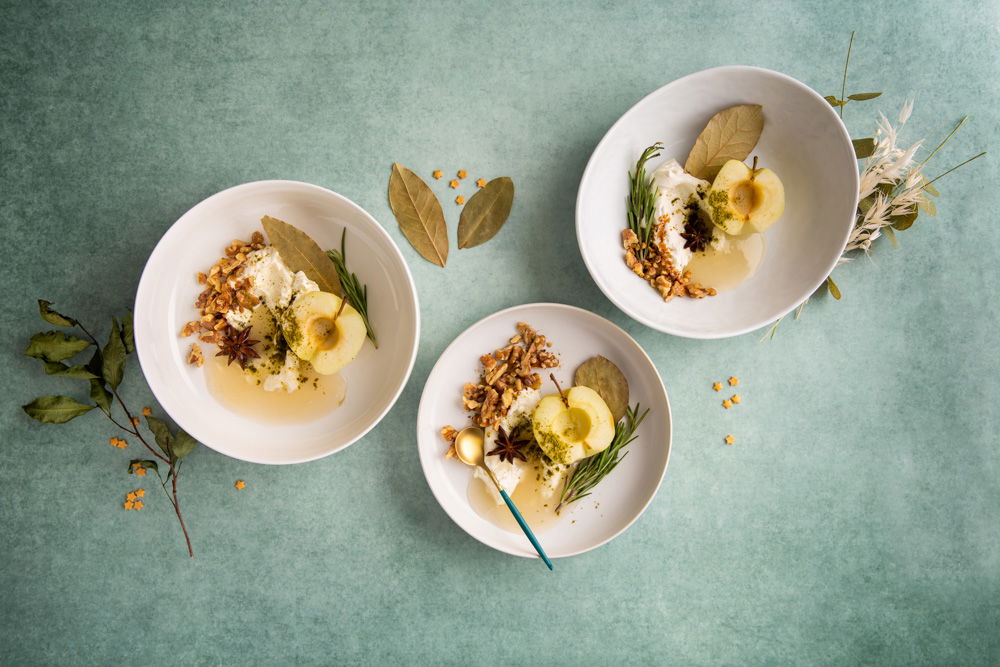 Kruidig gepocheerde appel met mascarponecrème en laurier