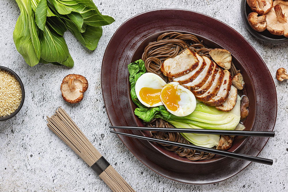 Noedelsoep met sesam kip, ei en paksoi