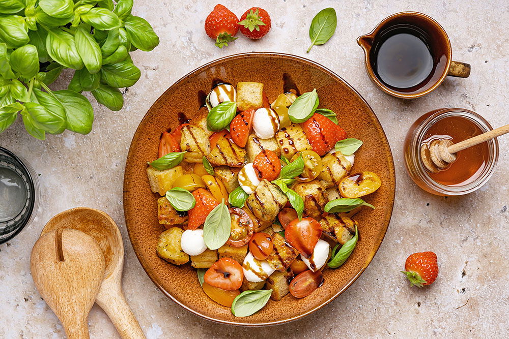 Panzanella Salade Met Aardbeien En Basilicum