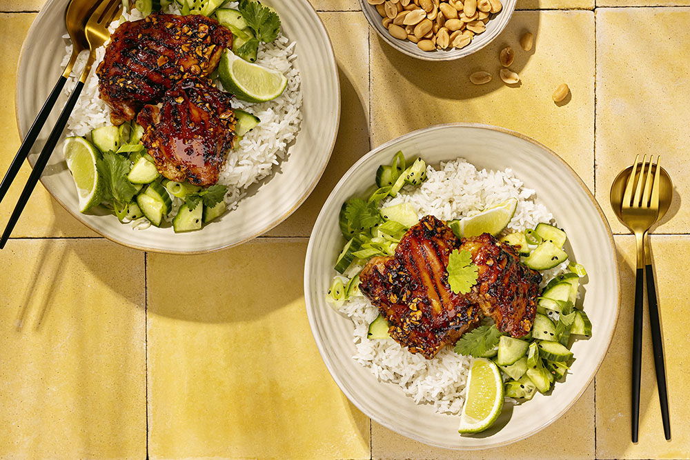 Pittige gemberkip met komkommer en witte rijst