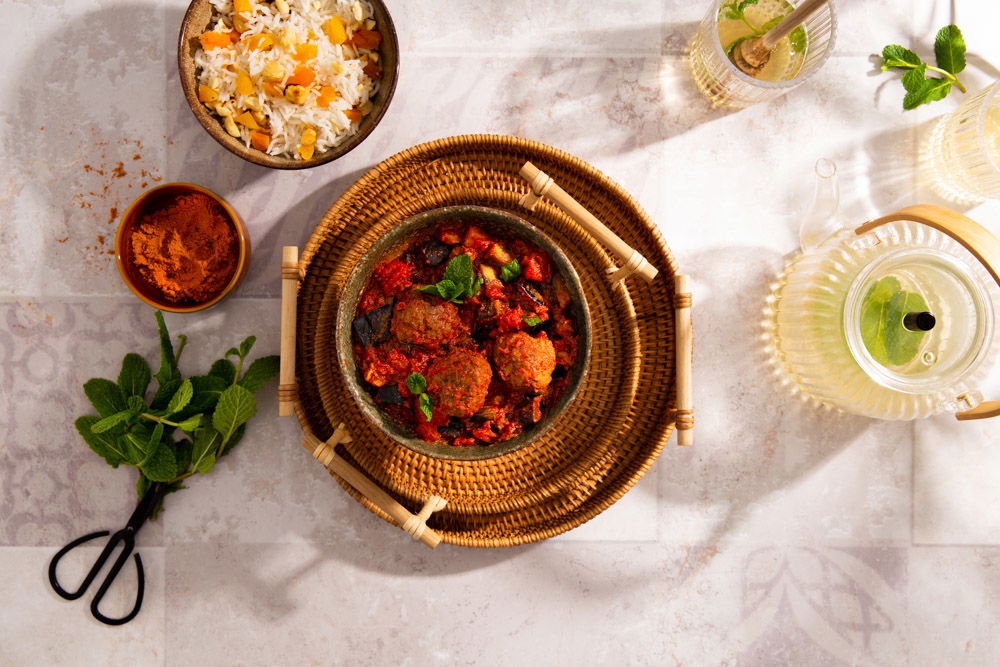 Marokkaanse rijst met gehaktballen en aubergine in tomatensaus