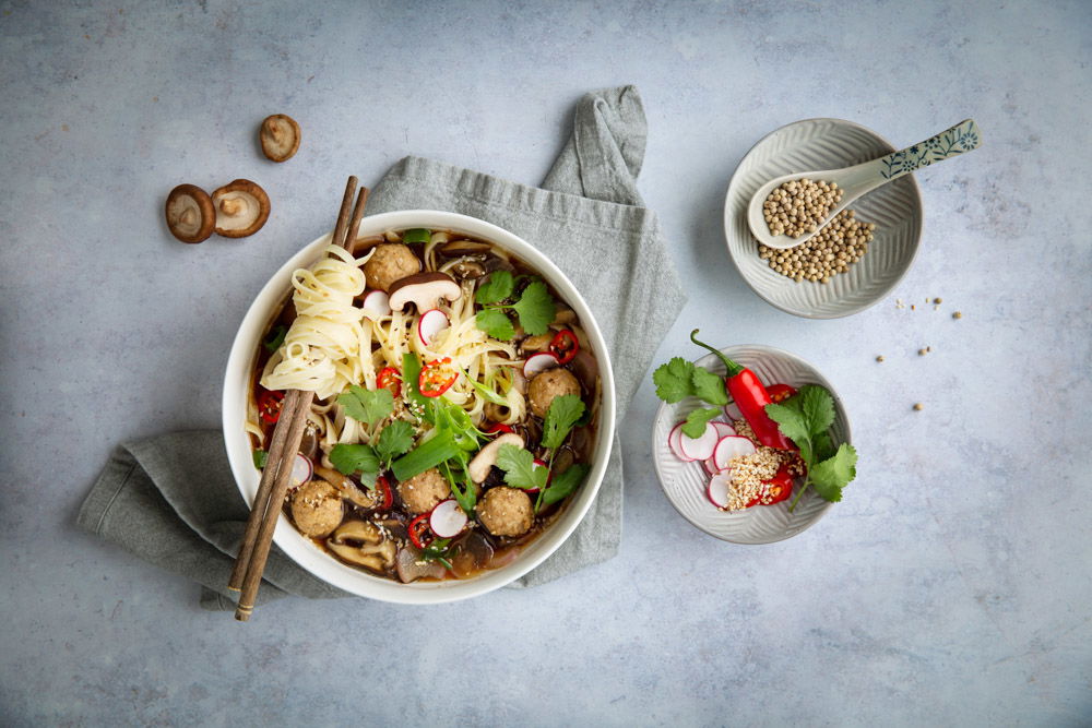 Witte Peperkorrels (heel) Noedel Soep Met Kipgehaktballen En Zelfgemaakte Bouillon (1)