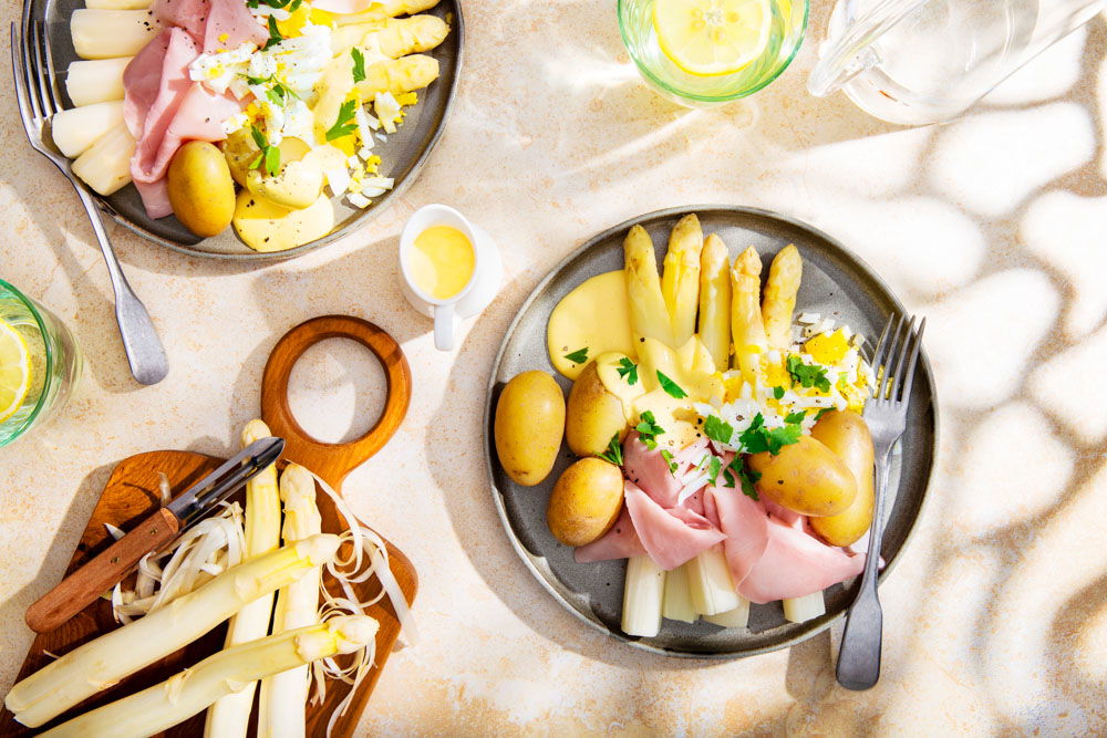 Witte asperges met ham en ei