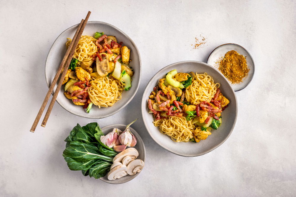 Noedels met gekruide kip, paksoi en champignons