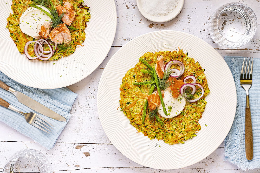 Courgette-wortelrösti met warm gerookte zalm