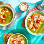 Courgette-preisoep met warm gerookte zalm