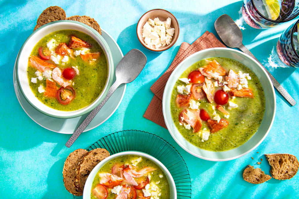 Courgette-preisoep met warm gerookte zalm