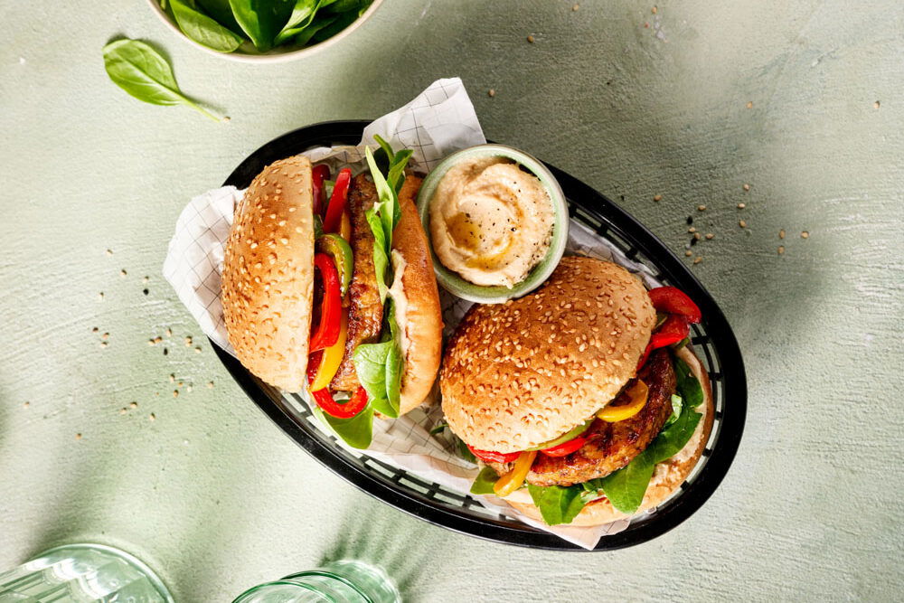 Gegrilde vegan Sensational Burger met hummus