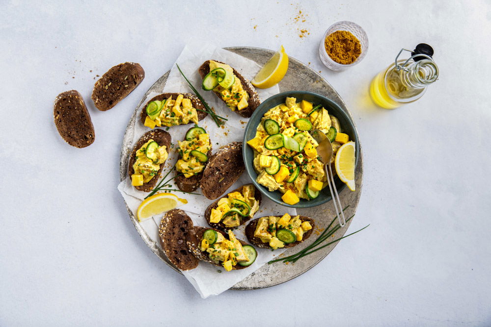 Kerrie Crostini Met Vegan Kip Kerrie Salade (1)
