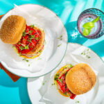 Kipburger met hummus