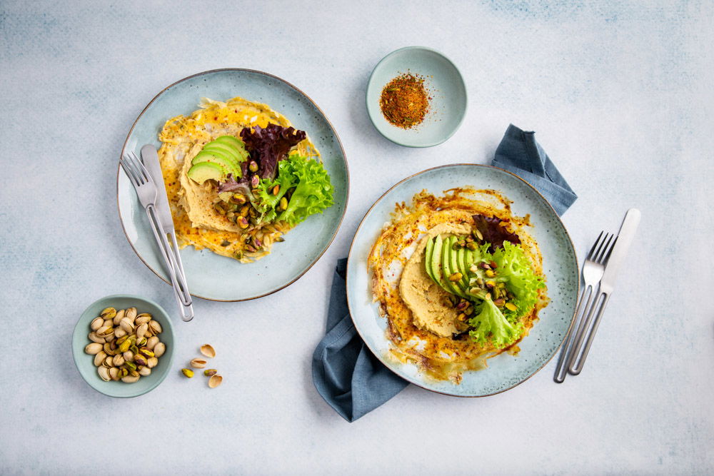 Omelet wrap met sla, hummus en avocado