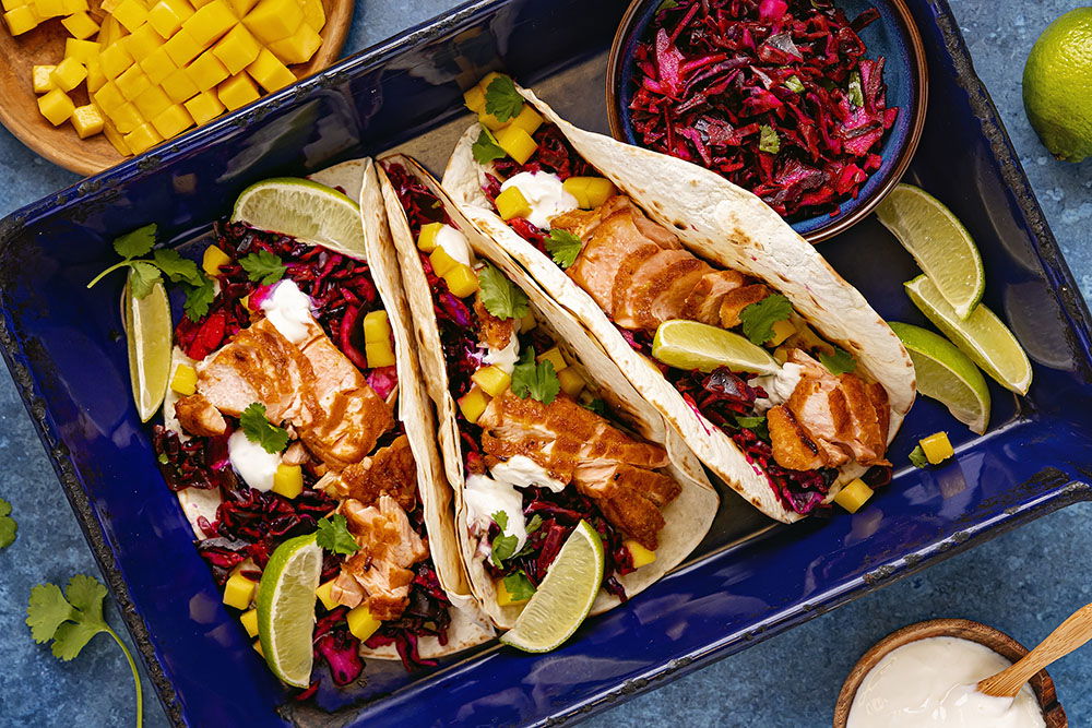 Pittige zalmtaco's met mango en rode kool