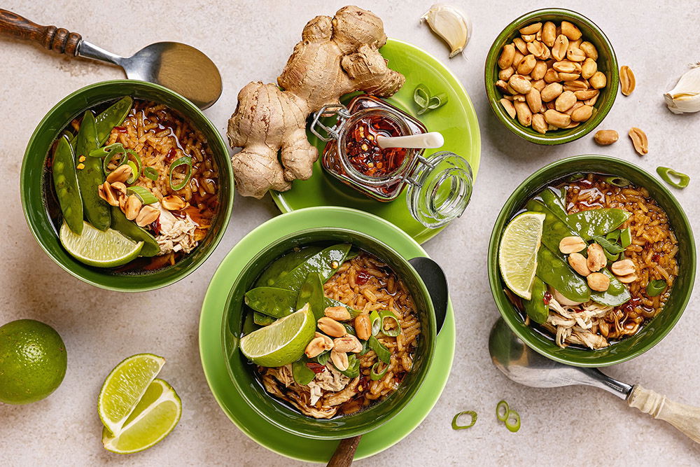 Rijstsoep Met Kip, Peultjes Geroosterde Pinda’s 0015 Low Res