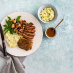 Steak en jus met puree, snijbonen en champignons