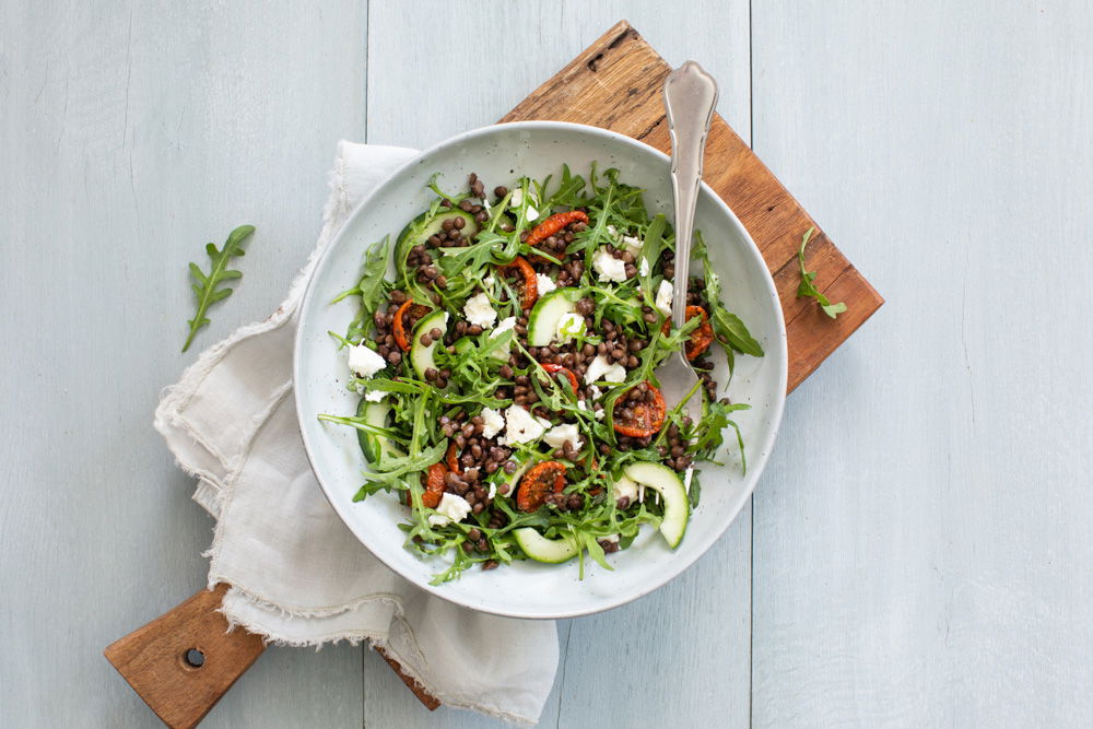Salade met linzen, feta en zongedroogde tomaat