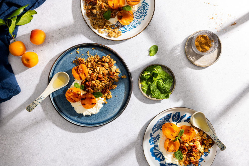 Gegrilde abrikoos met 5 spices crumble en gekarameliseerde pecannoten