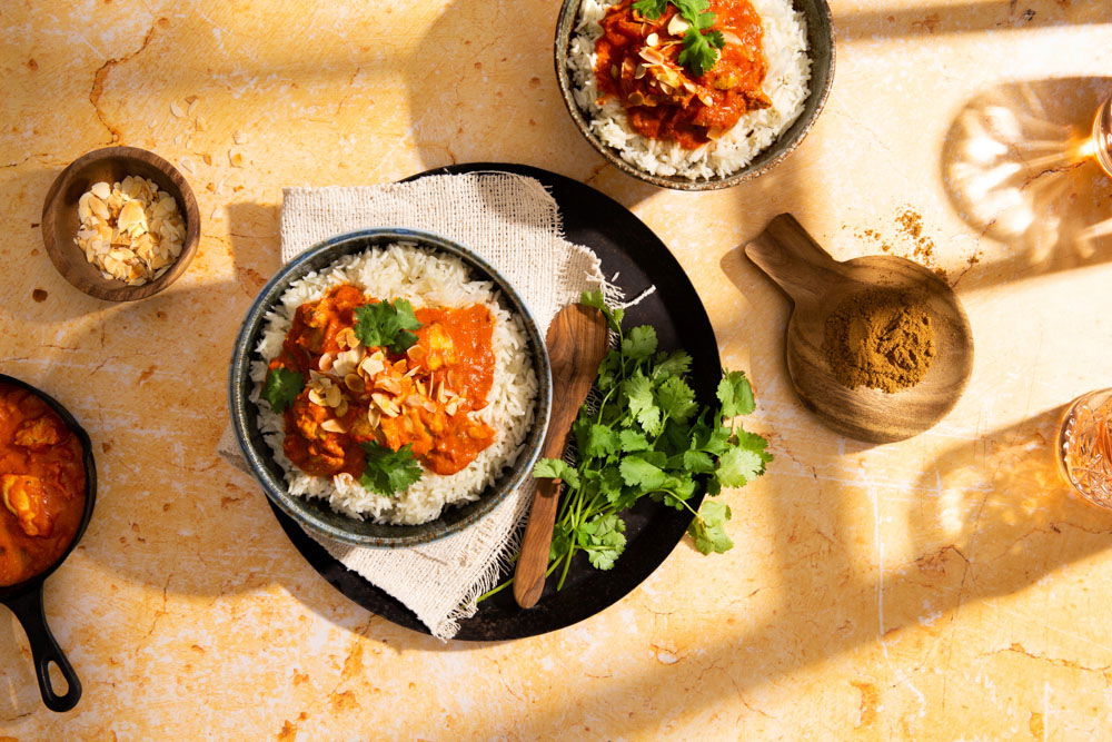 Kip tikka masala met rijst en amandelschaafsel