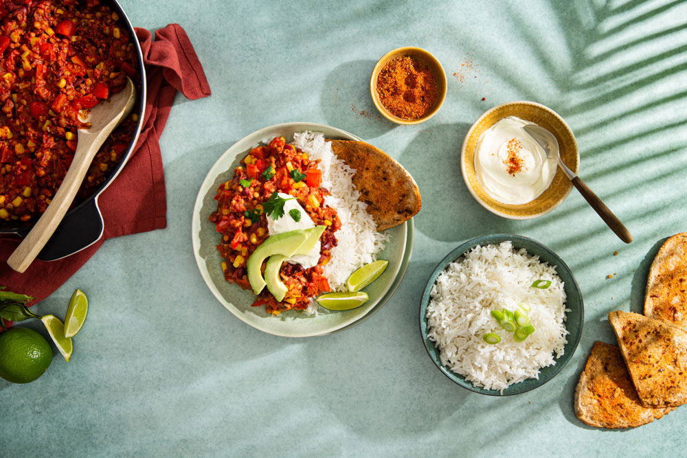 Pittige chili sin carne met crème fraîche en krokante pita