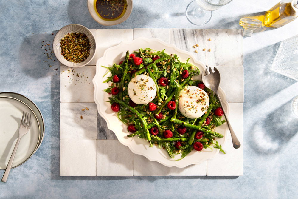 Toscaanse salade van groene asperges met burrata en frambozen