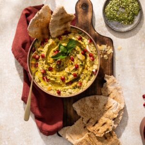 Hummus met za’atar, amandelschaafsel en granaatappelpitten