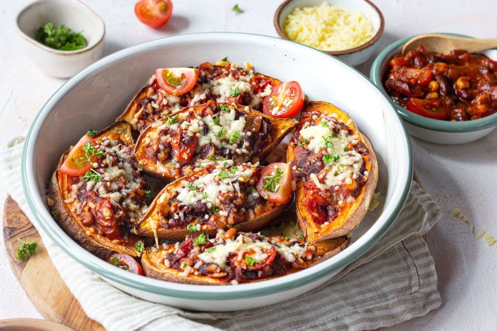 Gevulde zoete aardappelen met kidneybonen en mais
