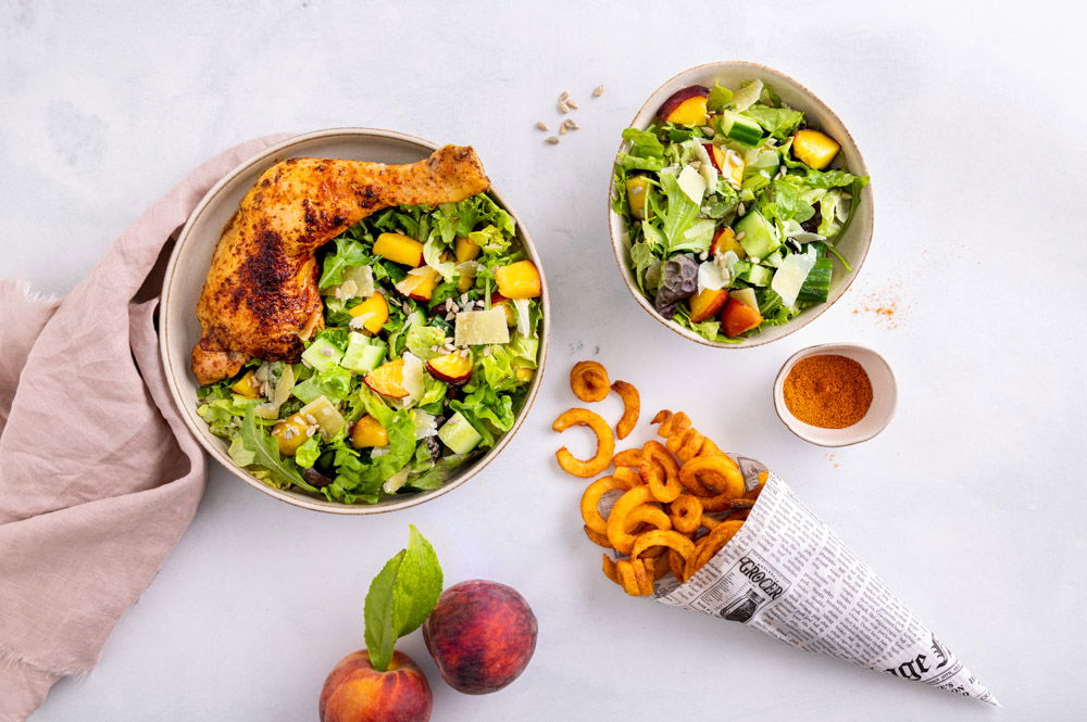 Budget Mix Voor Kip Traditioneel Kippenbout Met Twisterfriet En Salade Met Perzik (2) (1)