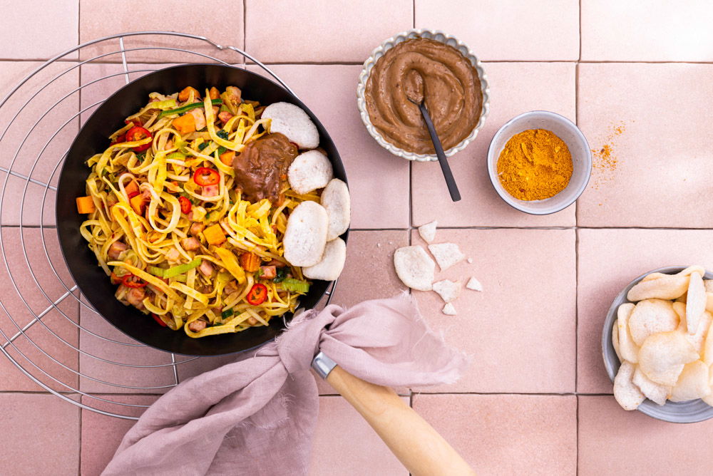 Bami met gemengde groenten, ham, satésaus en kroepoek