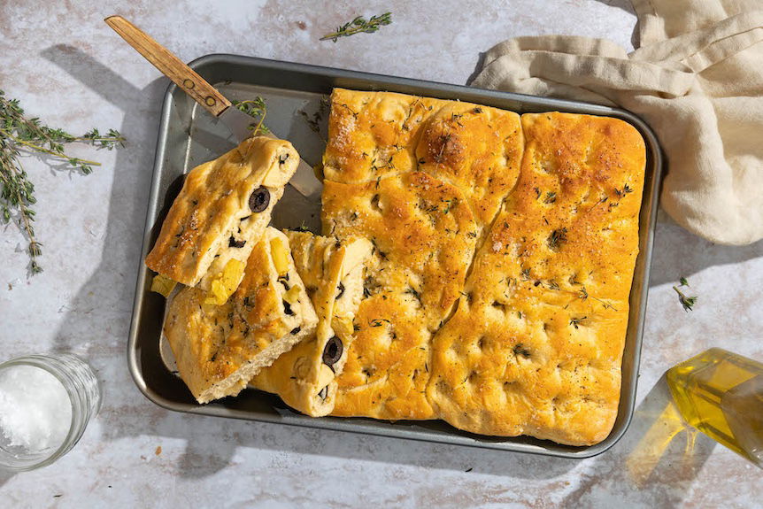 Gevulde Focaccia Met Artisjok En Olijven 2 Low (1)
