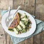 Gevulde omelet met courgette, prei en brie