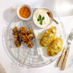 Gekruide kippendijspiesjes met hasselback aardappelen van de BBQ