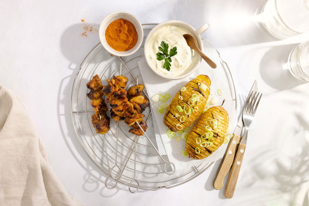 Gekruide kippendijspiesjes met hasselback aardappelen van de BBQ