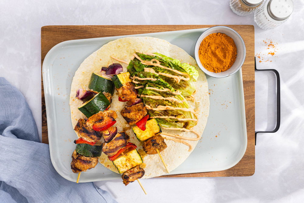 Shashlicks van varkenshaas met gerookte paprika crème fraîche