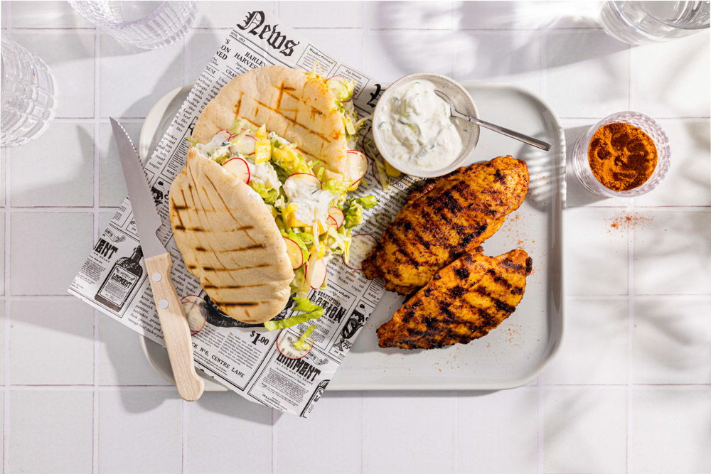 Pikante kip met tzatziki en frisse salade van mango en radijs