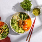 Vega poké bowl met gemarineerde tofu