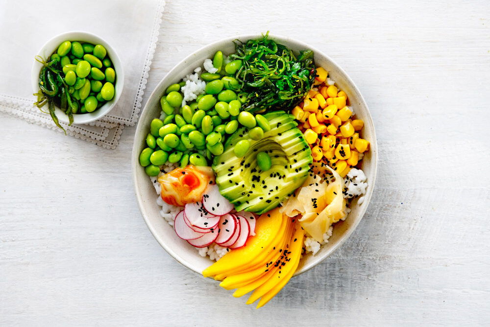 Vega poké bowl met edamame, avocado en srirachamayonaise