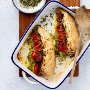 Gevulde kipfilets met mozzarella, tomaat en pesto van Italiaanse kruiden