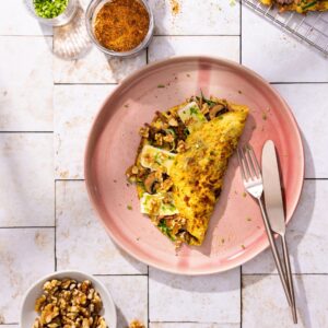 Franse omelet met vegetarische spekjes, brie en champignons