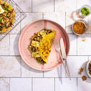 Franse omelet met vegetarische spekjes, brie en champignons
