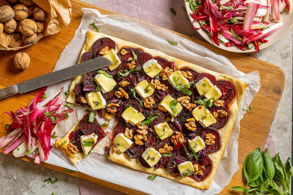 Kleurrijke plaattaart met rode biet en brie