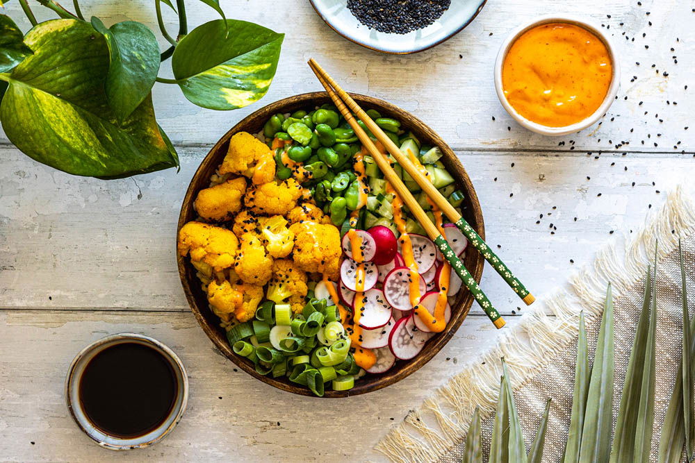 Kleurrijke Pokebowl Met Oranje Bloemkool En Sriracha 1