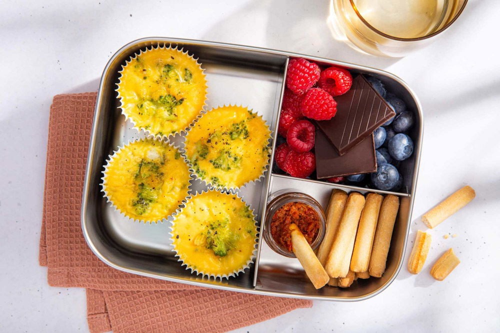 Fan van een goedgevulde groentequiche voor de avondmaaltijd? Probeer dan deze heerlijke broccoli ei muffins voor de lunch! Eenvoudig te maken en ze maken je lunch compleet. Vul je lunchbox nog met andere lekkernijen als vers fruit, pure chocolade en tapenade en genieten maar!
