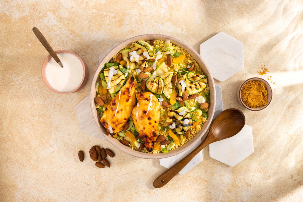 Marokkaanse couscous met zoete kip, abrikoos en feta-yoghurt saus