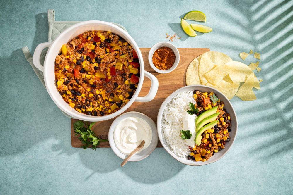 Chili con carne met avocado en crème fraîche