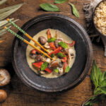 Oosterse curry met paddenstoelen, paprika en Thaise basilicum