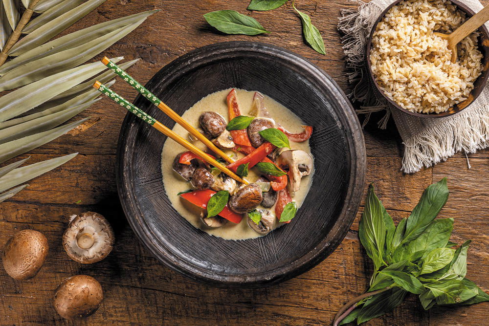 Oosterse Curry Met Paddenstoelen Paprika En Thaise Basilicum 1