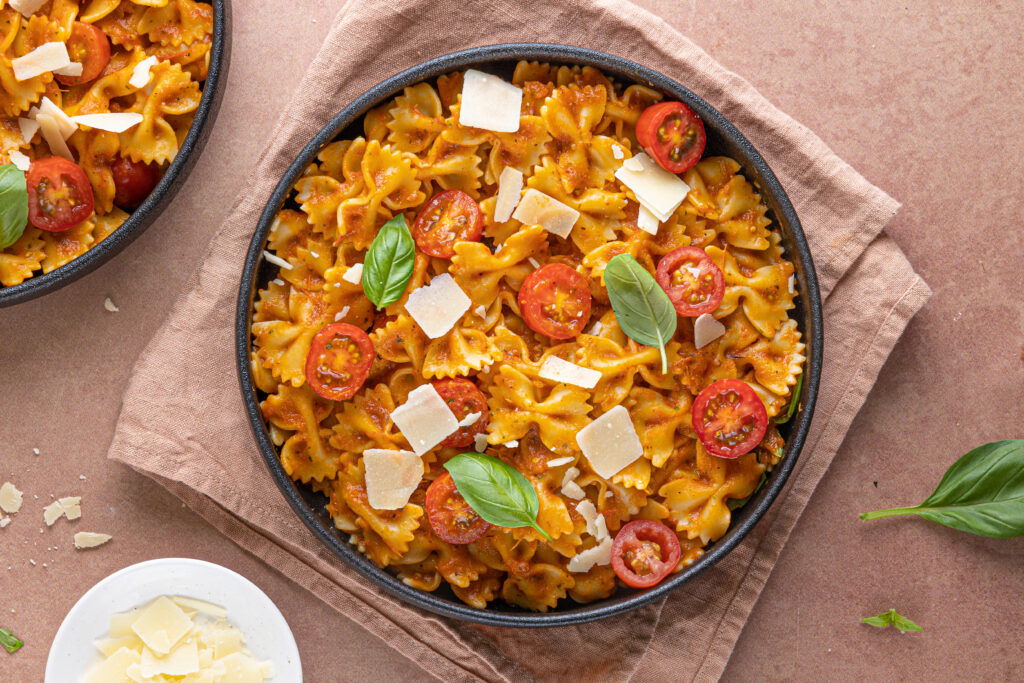 Pasta met geroosterde tomaat-paprikasaus